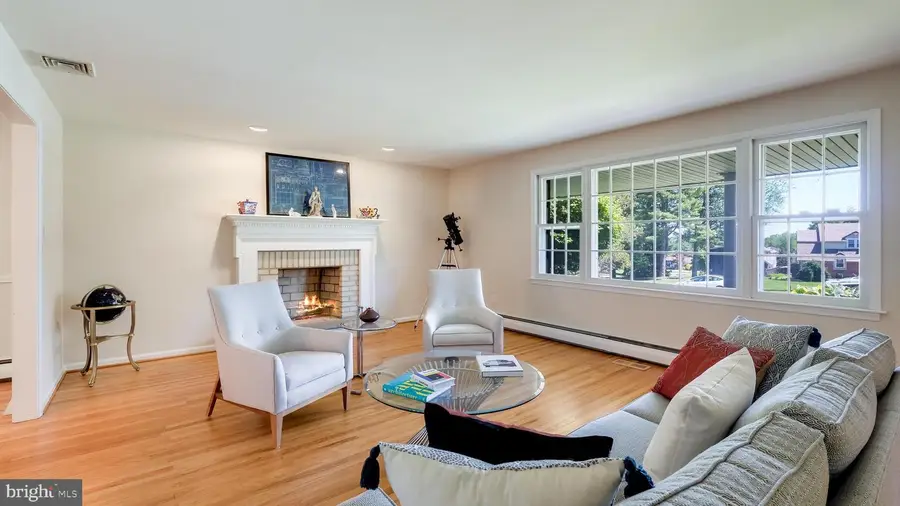1276 Burnett Rd, Huntingdon Valley, PA 19006 - #3