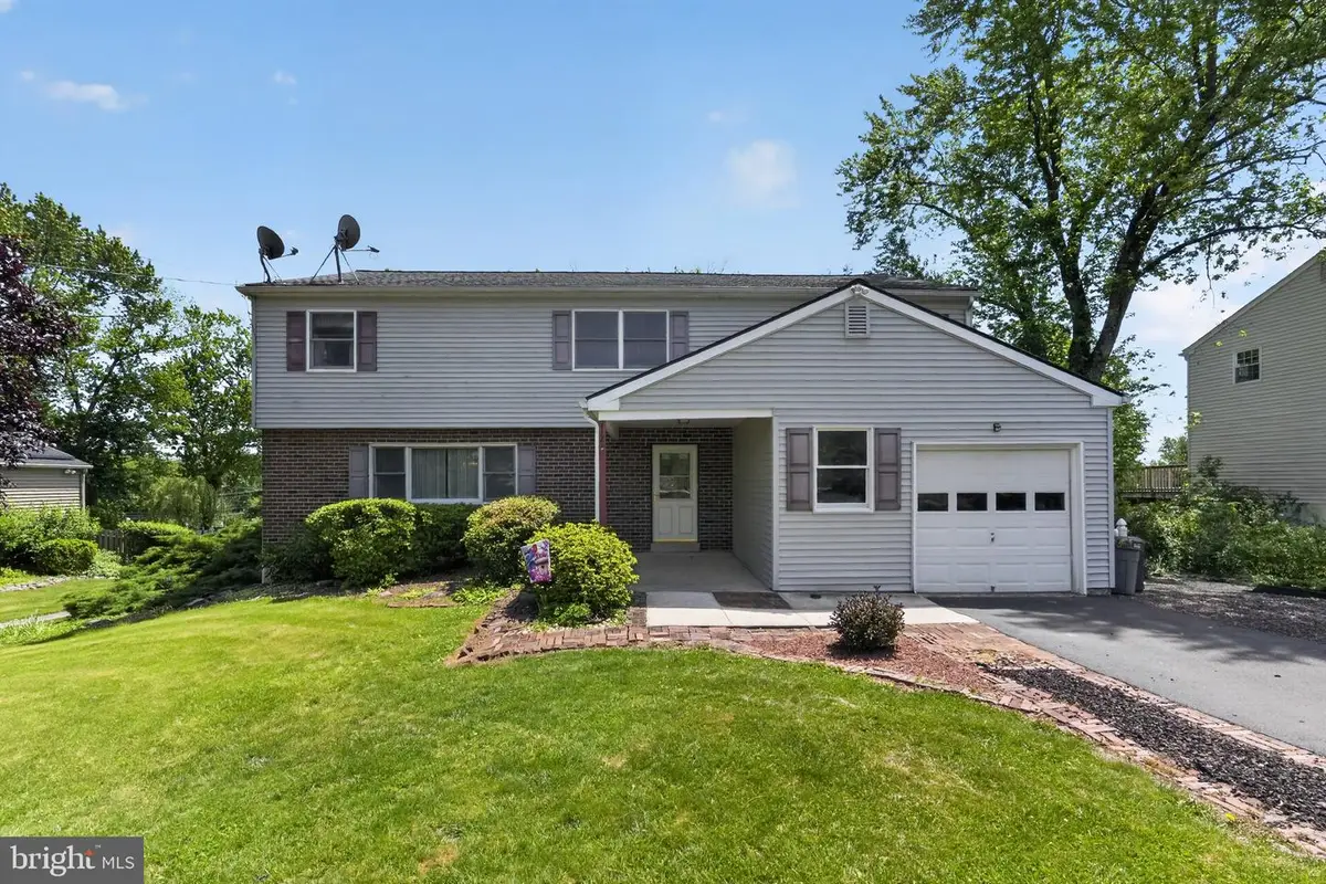 712 Meadowlark Rd, Norristown, PA 19403 - #1