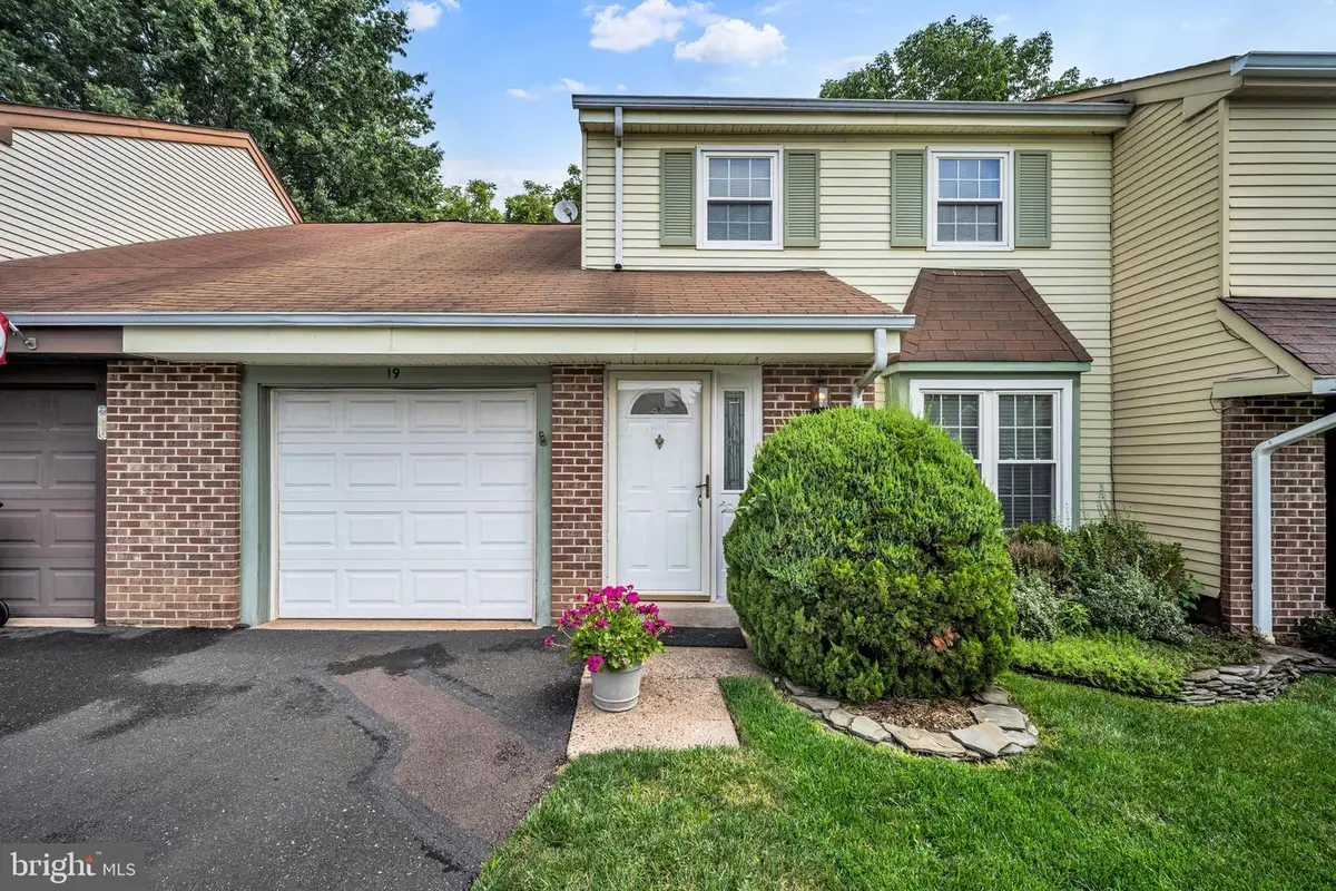19 Green Woods Dr, Horsham, PA 19044 - #1