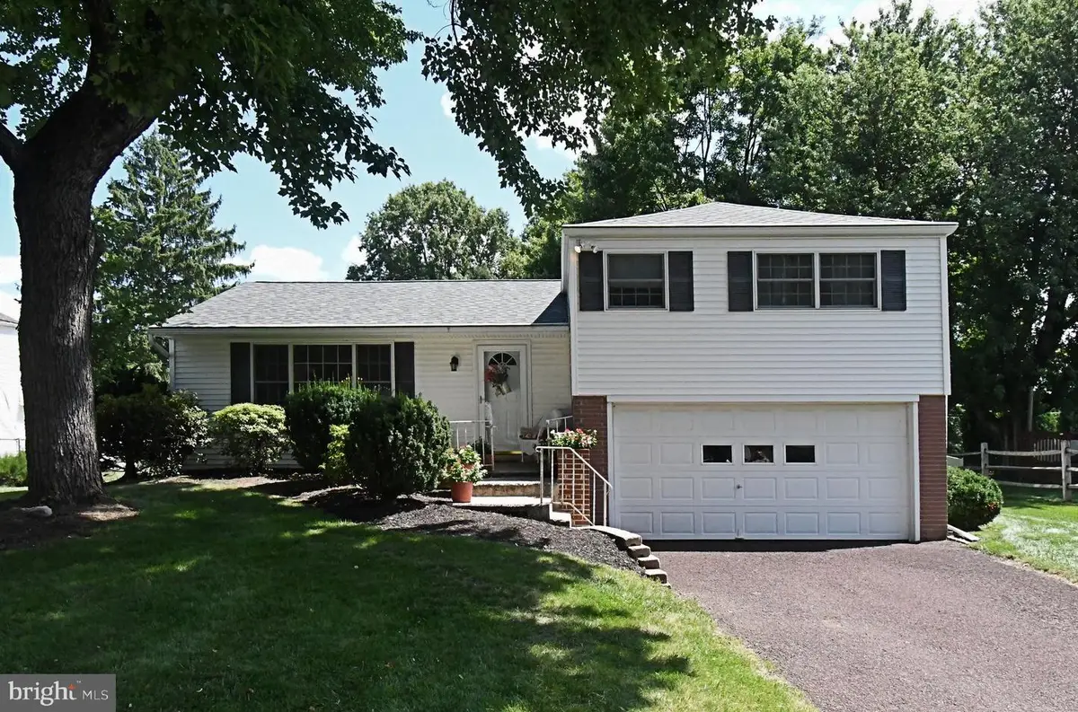 209 Becker Rd, North Wales, PA 19454 - #1