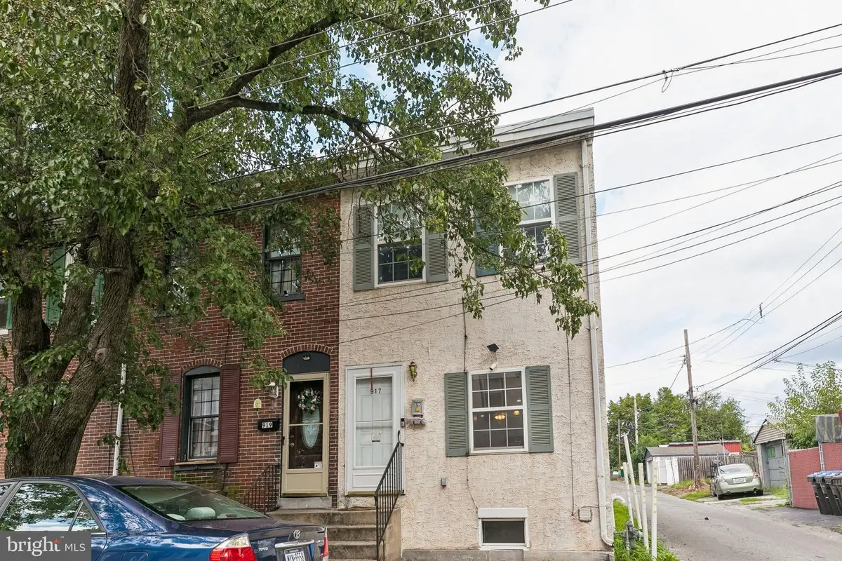 917 Jackson St, Norristown, PA 19401 - #1