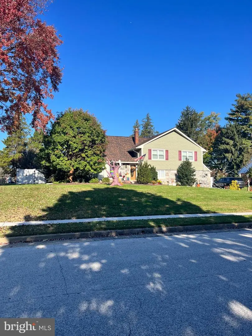 1840 Lippincott Rd, Huntingdon Valley, PA 19006 - #2