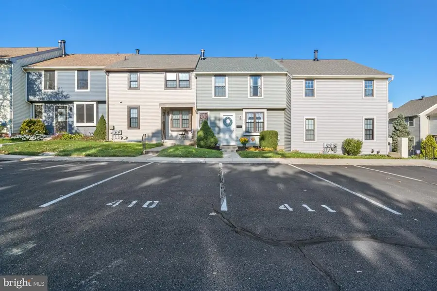 410 Livingston Ct, North Wales, PA 19454 - #2