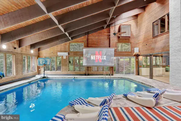 205 Falling View Ct, EAST STROUDSBURG, PA 18302