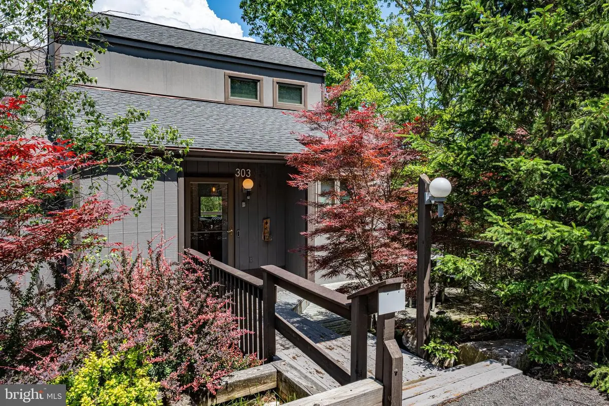 303 Cross Country Ln, Tannersville, PA 18372 - Image #1