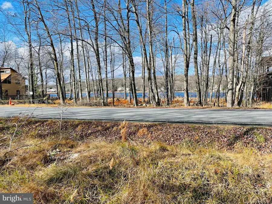 789 Waterfront Dr, Tobyhanna, PA 18466 - Image #2