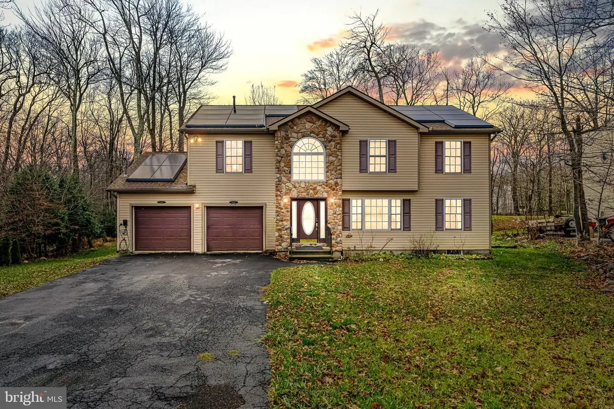 2127 Warwick Cir, Tobyhanna, PA 18466 - Image #1