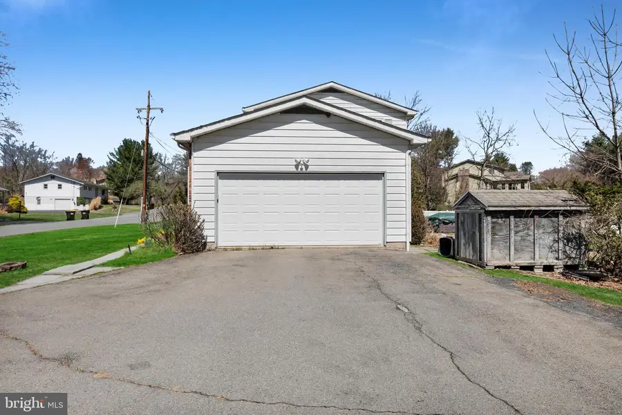 102 Valley Stream Rd, Stroudsburg, PA 18360 - #3