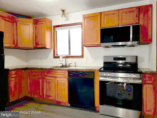 8382 Garden Dr, TOBYHANNA, PA 18466