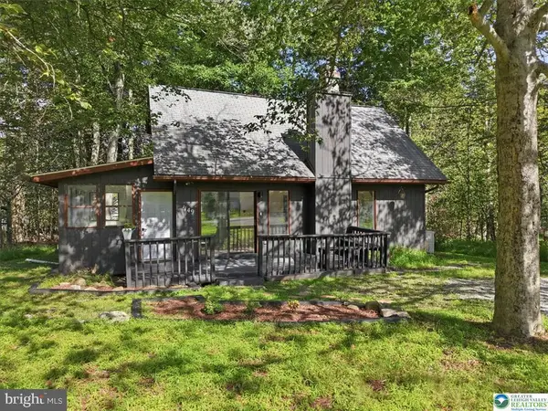 9205 Westwood Dr, TOBYHANNA, PA 18466