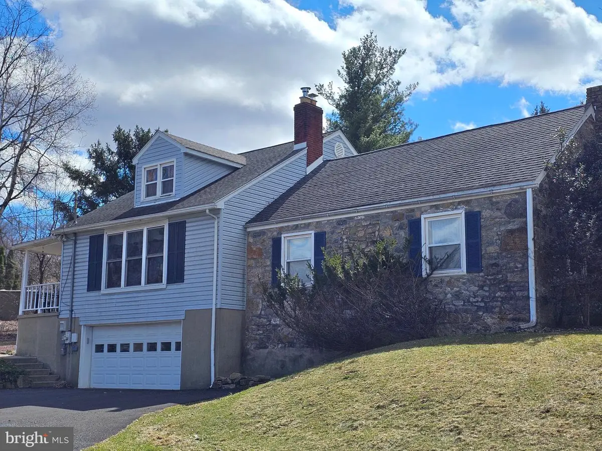 205 Valley View Rd, Hellertown, PA 18055 - #1