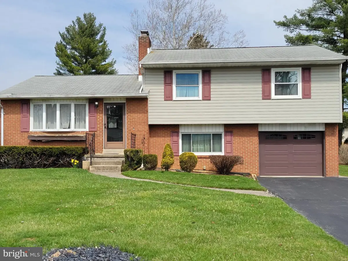 3552 Lord Byron Dr, Bethlehem, PA 18017 - #1