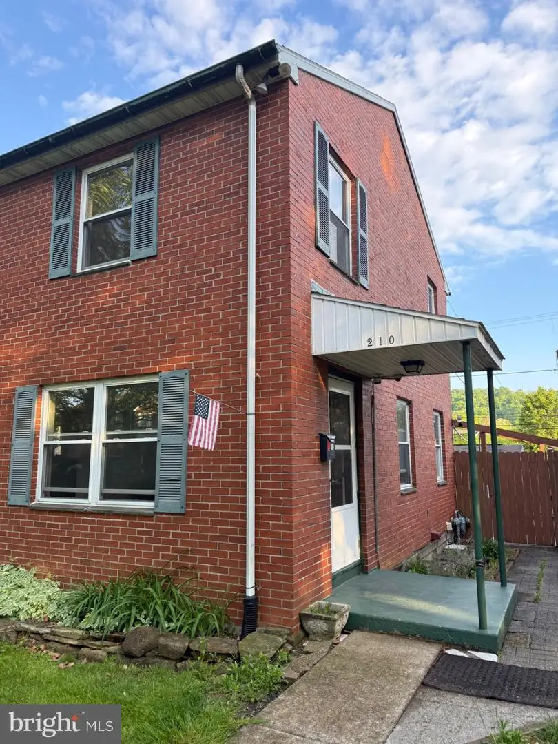 210 Palmer St, Easton, PA 18042 - #1