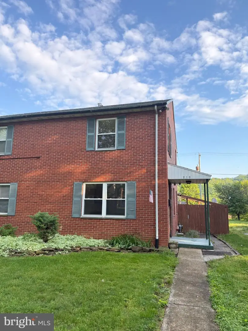 210 Palmer St, Easton, PA 18042 - #2