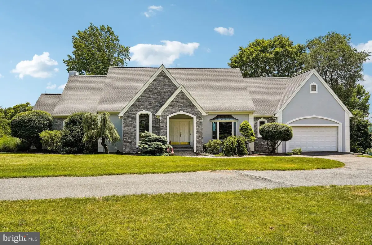 280 Sky Line Dr, Easton, PA 18042 - #1