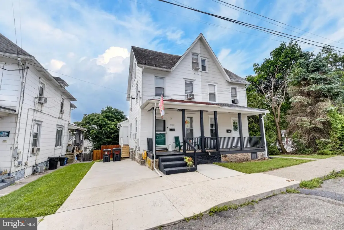 414 W Mountain Ave, Pen Argyl, PA 18072 - #1