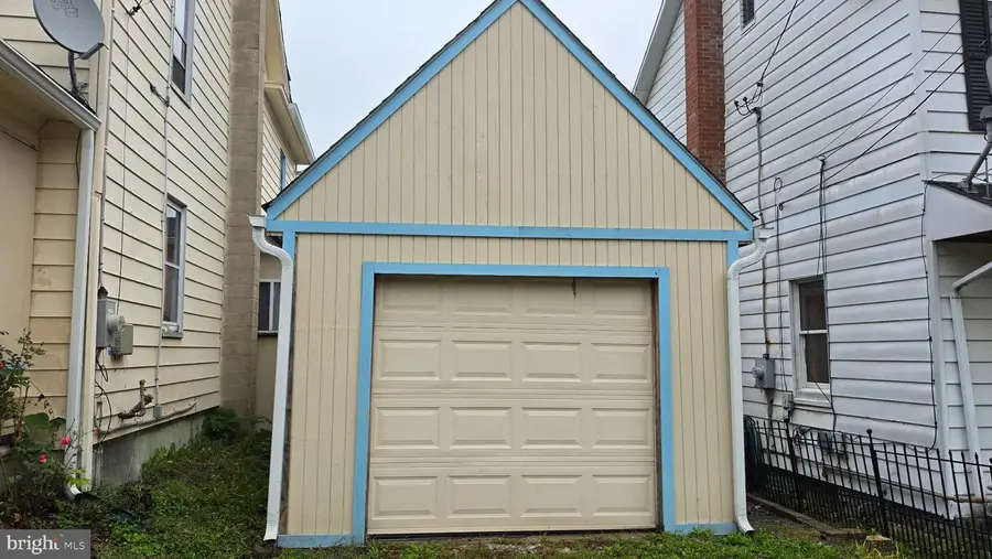 141 N 4th St, Bangor, PA 18013 - #3