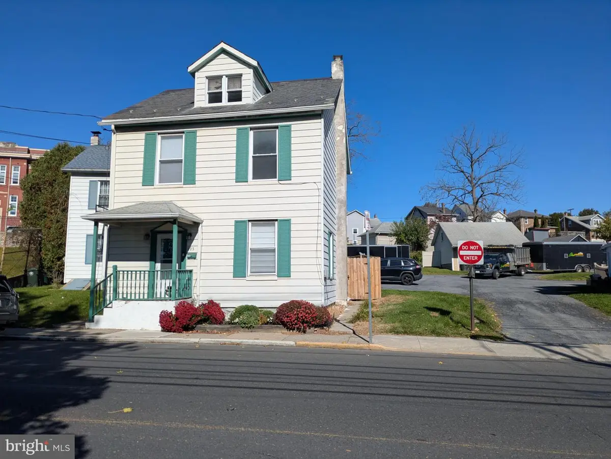 223 E Main St, Bath, PA 18014 - #1