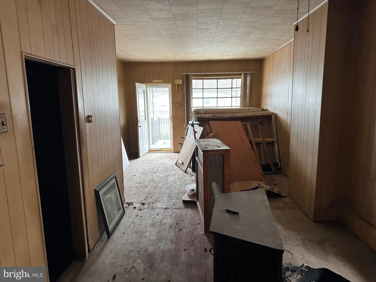 541 W 2nd St, Mount Carmel, PA 17851 - Image #1