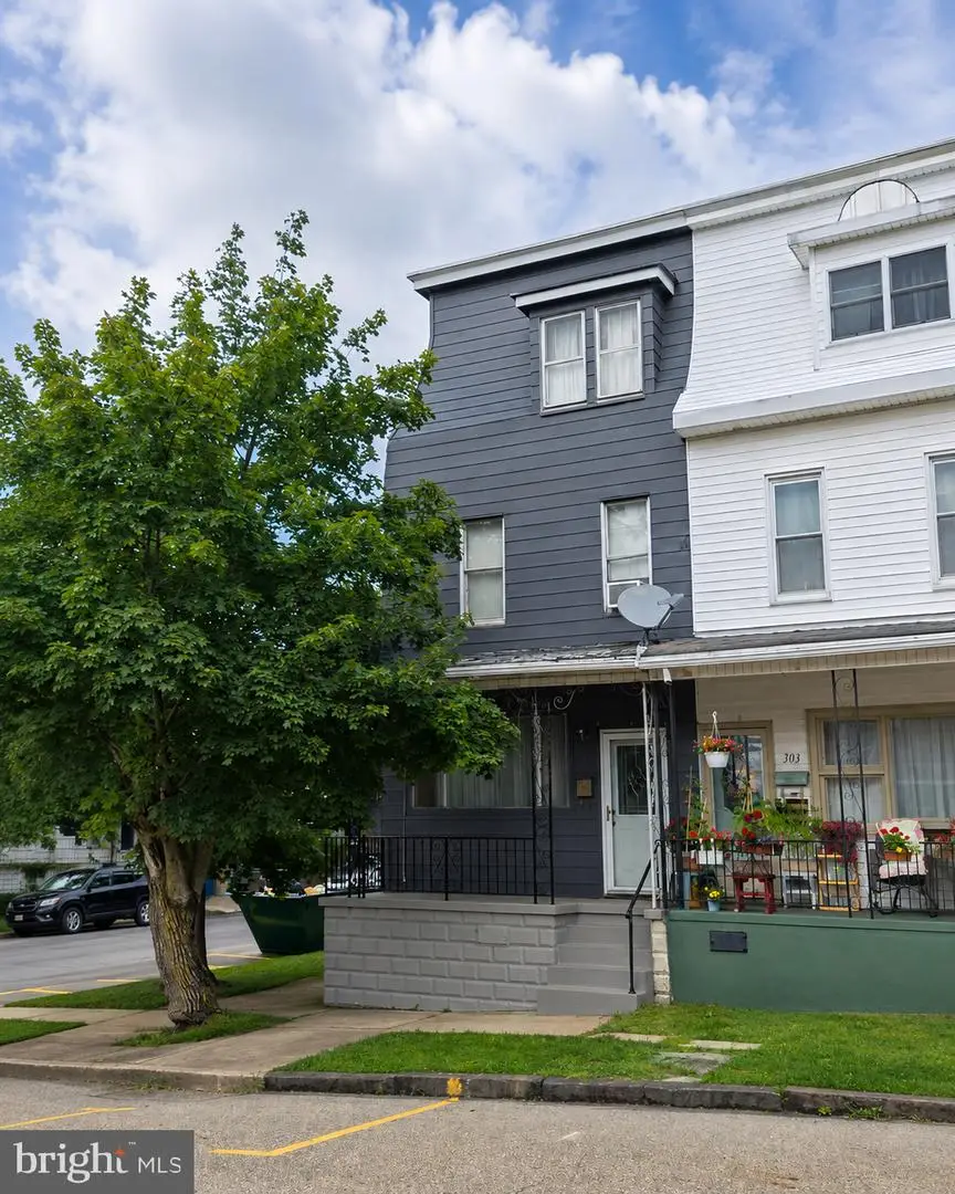 301 S Maple St, Mount Carmel, PA 17851 - #1