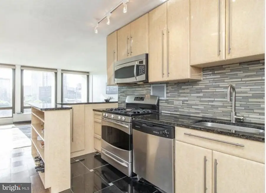 210 Locust St #10fw, Philadelphia, PA 19106 - Image #2