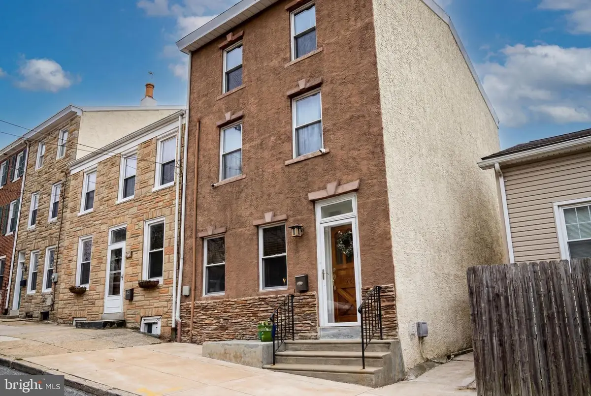 204 Dawson St, Philadelphia, PA 19128 - #1