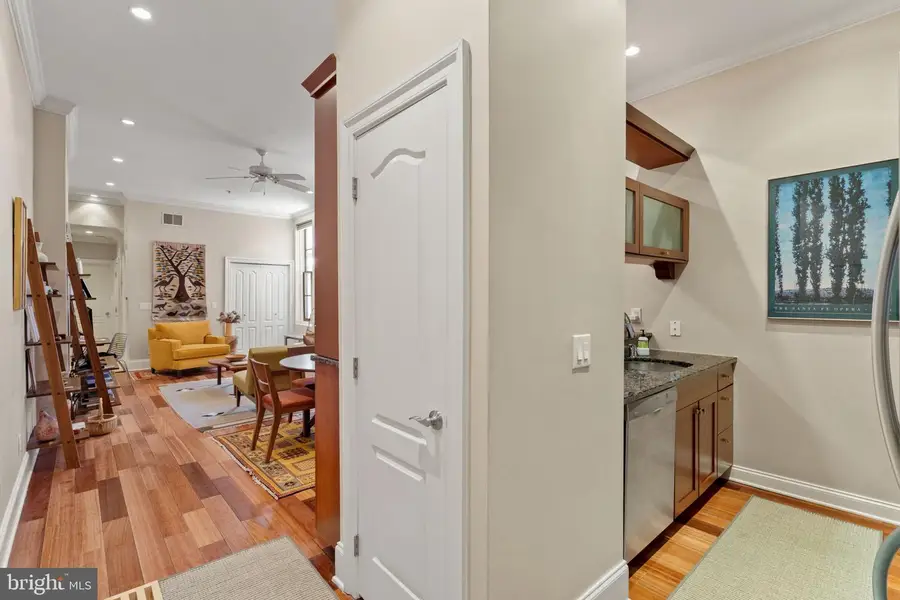 2049 Walnut St #1r, Philadelphia, PA 19103 - #3