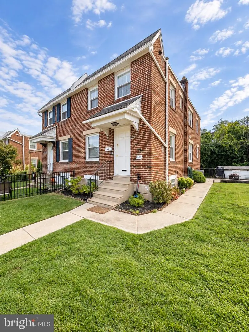 609 Acorn St, Philadelphia, PA 19128 - #1
