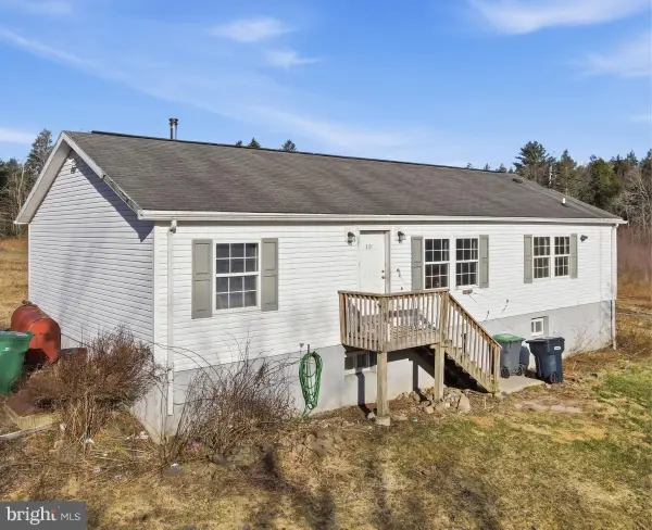 105 Ceramic Dr, GREENTOWN, PA 18426