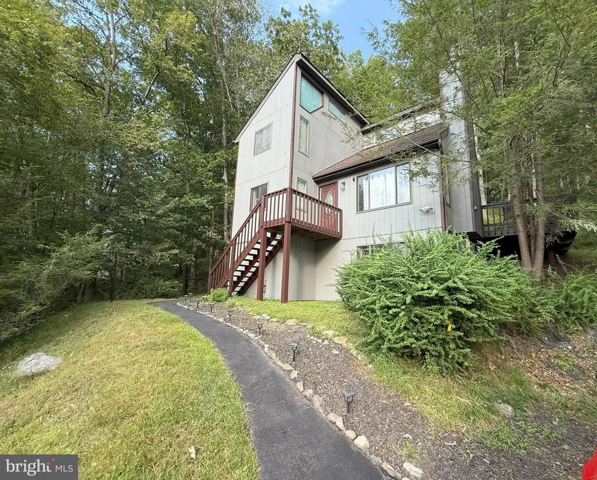 6271 Decker Rd, Bushkill, PA 18324 - #1
