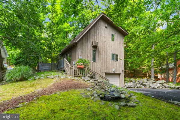 424 Saunders Dr, BUSHKILL, PA 18324