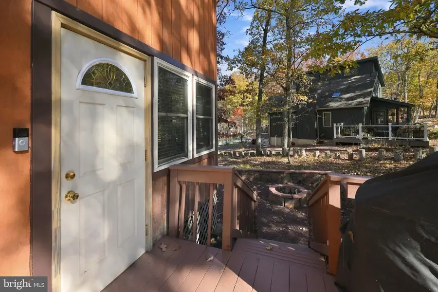 122 Dover Dr, Bushkill, PA 18324 - #2