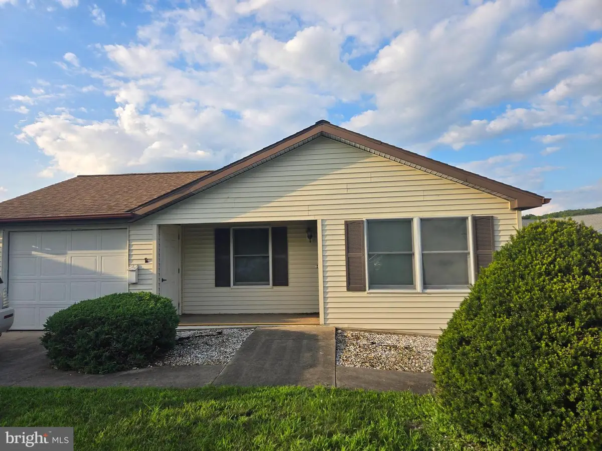 555 Honeysuckle Ct, Pine Grove, PA 17963 - Image #1