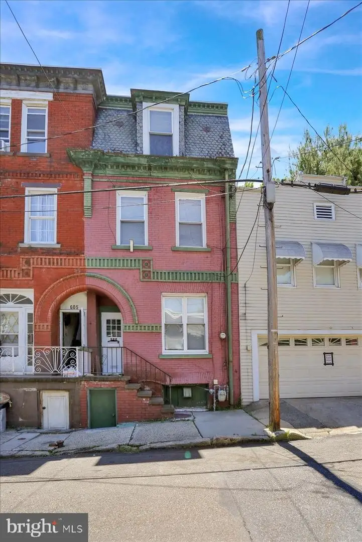 607 W Norwegian St, Pottsville, PA 17901 - #2