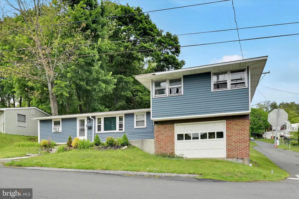 636 Snyder St, Pottsville, PA 17901 - #1