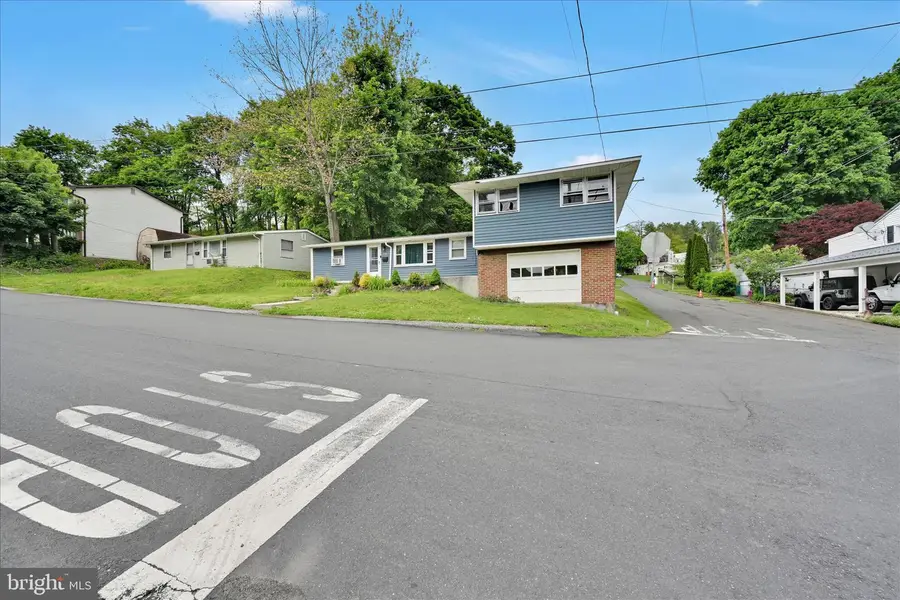 636 Snyder St, Pottsville, PA 17901 - #2