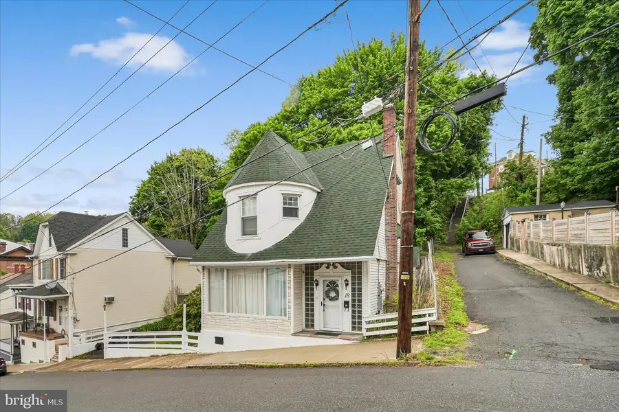 18 S Jackson St, Pottsville, PA 17901 - #2