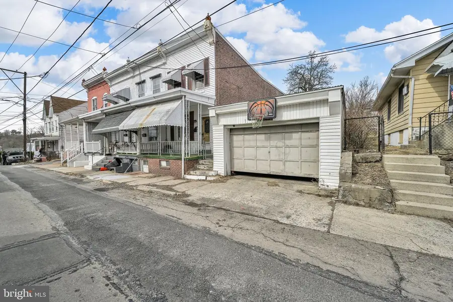 604 Fairview St, Pottsville, PA 17901 - #3