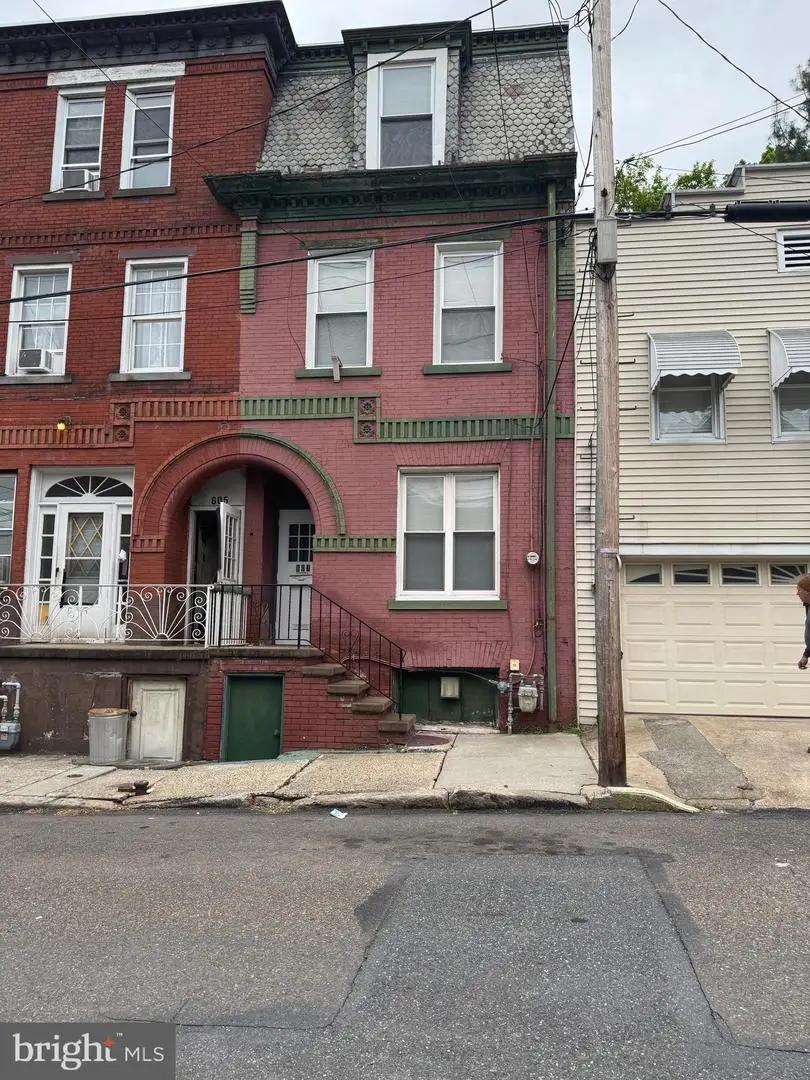 607 W Norwegian St, Pottsville, PA 17901 - #1
