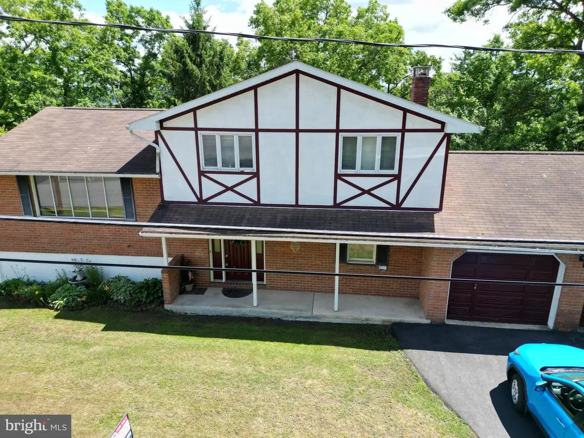 360 Ohio Ave, Shenandoah, PA 17976 - #1