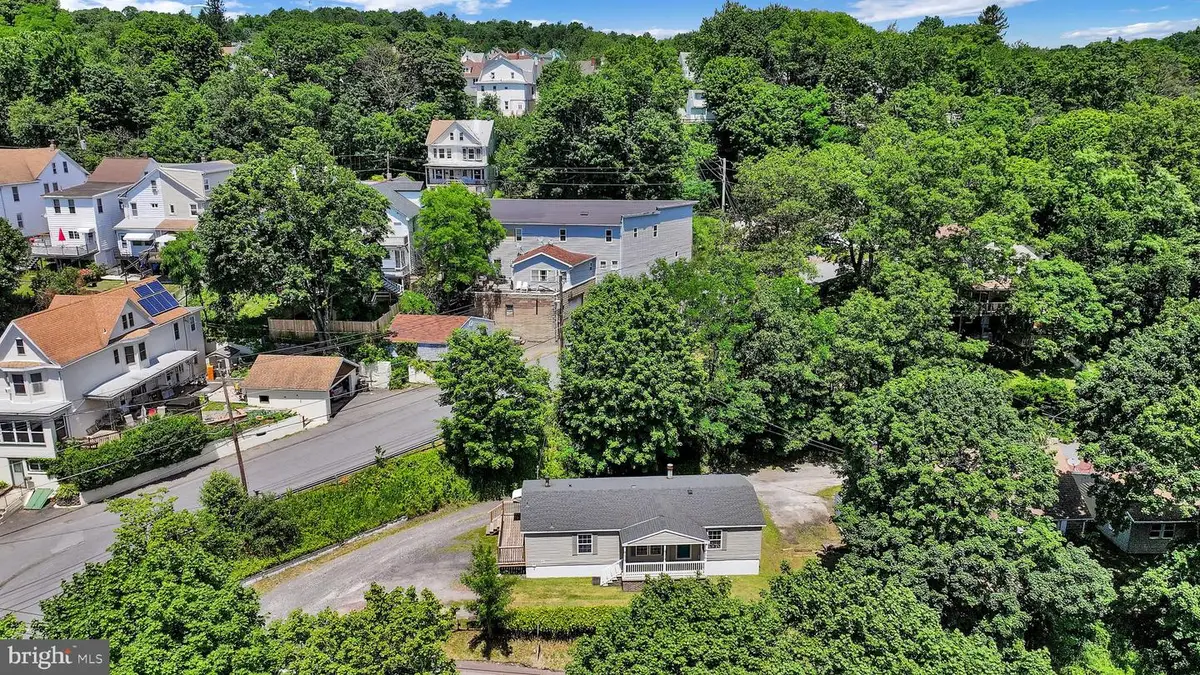 305 Pennsylvania Ave, Shenandoah, PA 17976 - #1