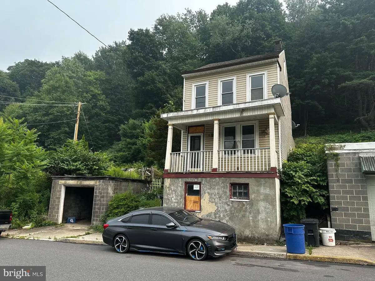 415 Peacock St, Pottsville, PA 17901 - #1