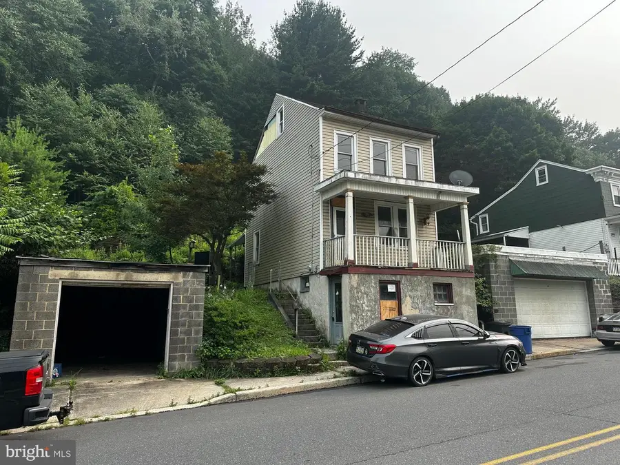415 Peacock St, Pottsville, PA 17901 - #3