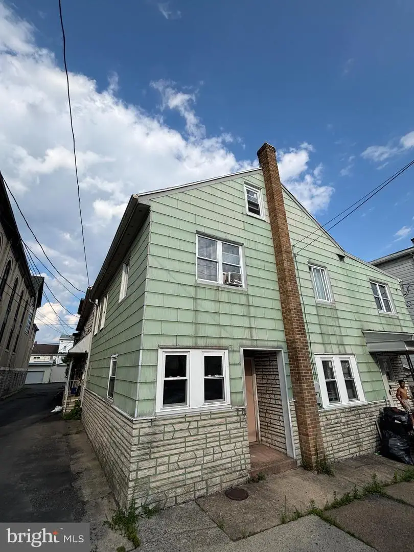 215 N Jardin St, Shenandoah, PA 17976 - #2
