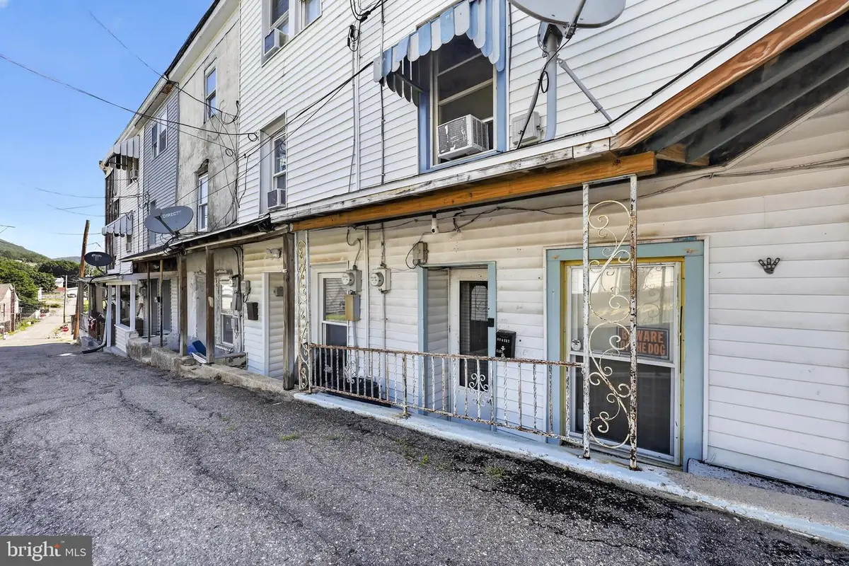 6 Cherry St, Tamaqua, PA 18252 - #1