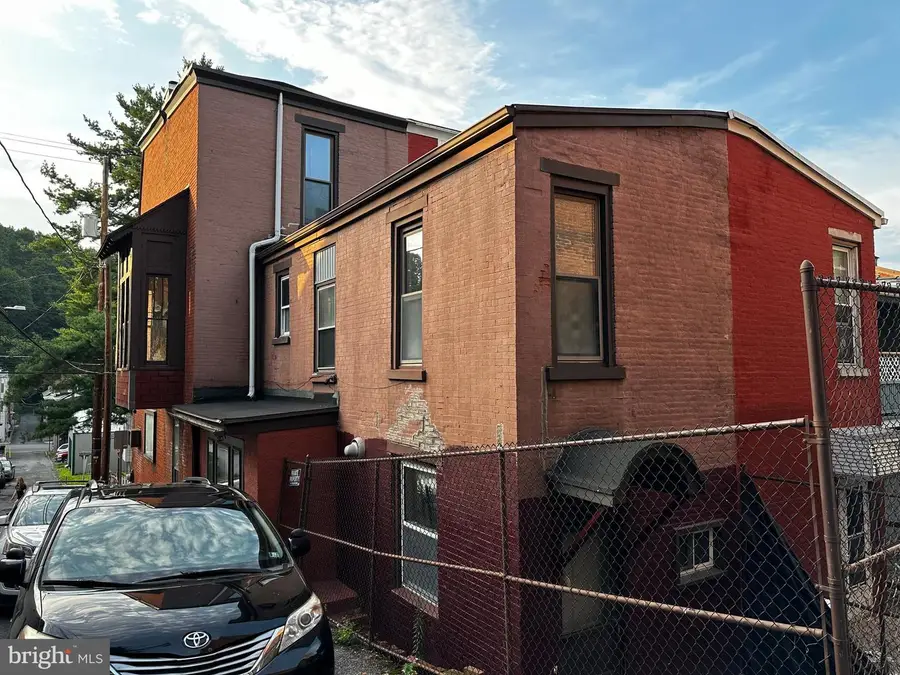 729 W Norwegian St, Pottsville, PA 17901 - #3