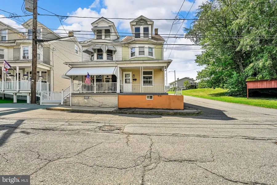 1427 Seneca St, Pottsville, PA 17901 - #2