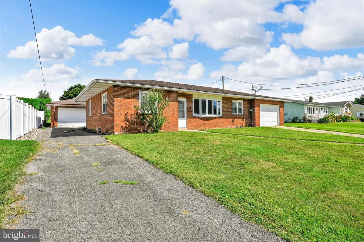 708 W Maple St, Valley View, PA 17983 - #1
