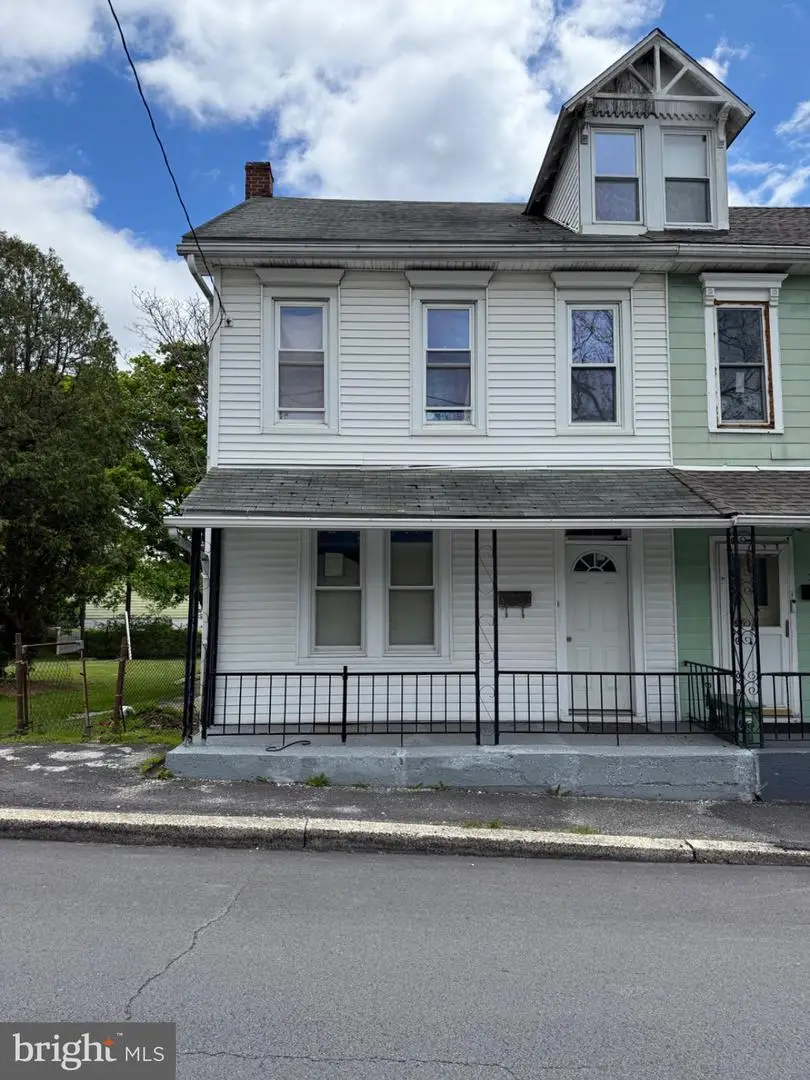 328 E Oak St, Frackville, PA 17931 - #1