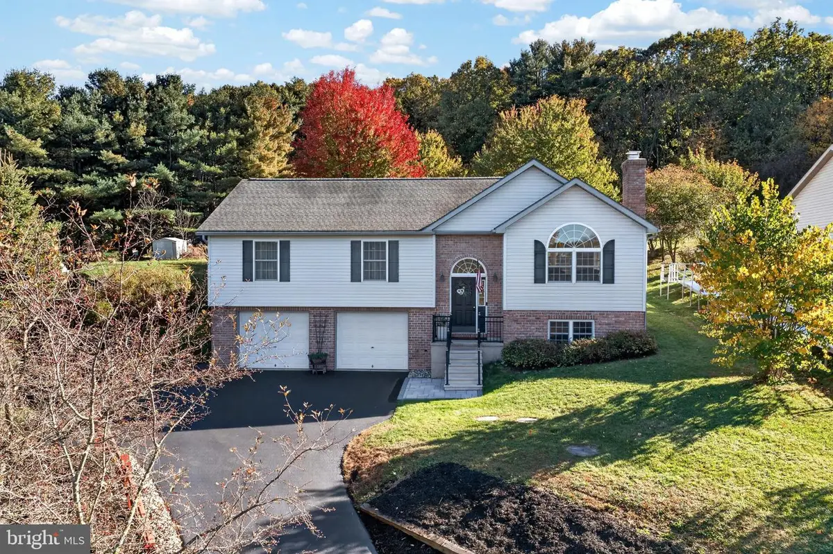 686 W Wynonah Dr, Auburn, PA 17922 - #1